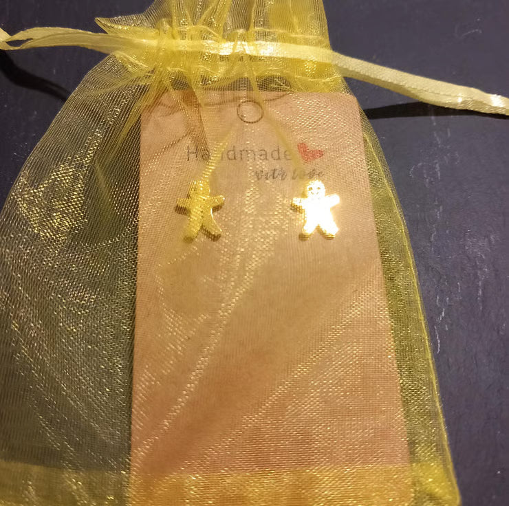 Two small gingerbread men in a free gift bag